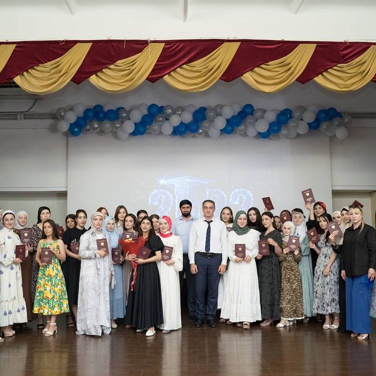 Вручение дипломов выпускникам