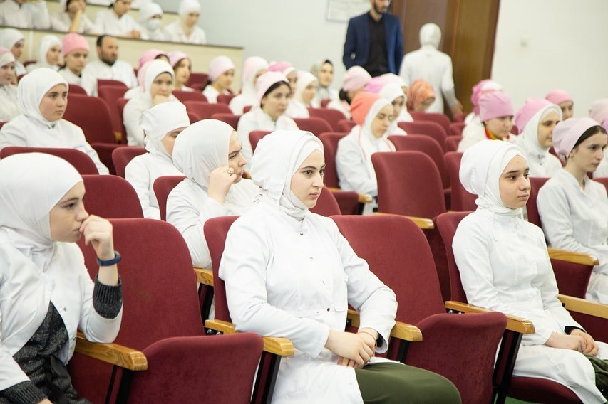 Встреча сотрудников полиции с преподавателями и студентами колледжа.