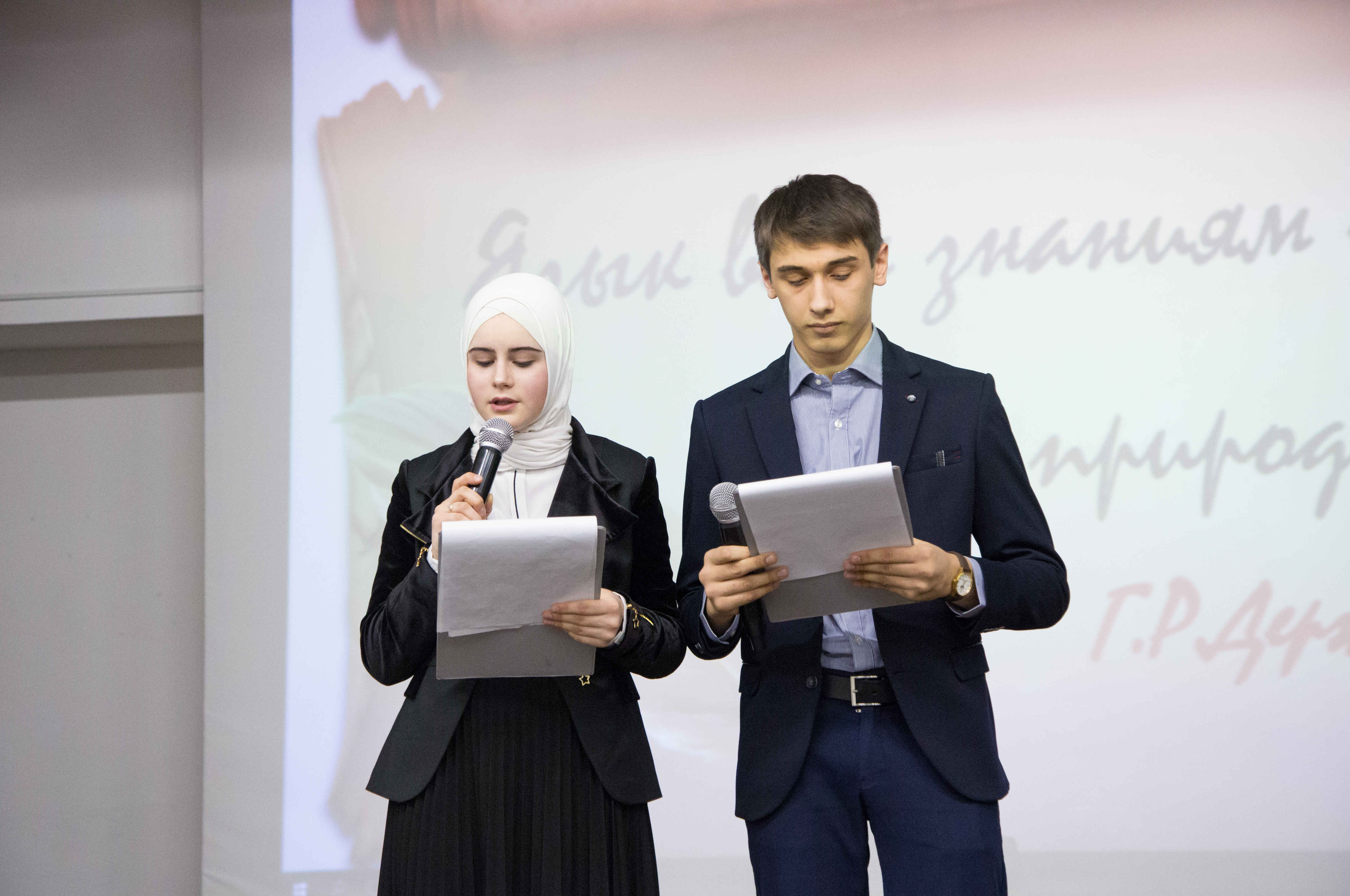 "Язык всем знаниям и всей природе ключ"