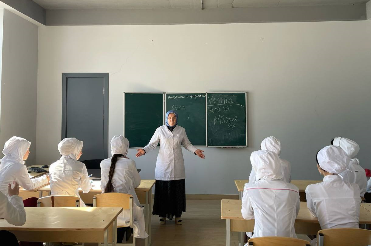 Заведующая Шумайсат Магомедовна провела важную встречу студенческих групп