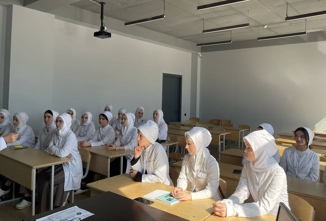 Заведующая Шумайсат Магомедовна провела важную встречу студенческих групп