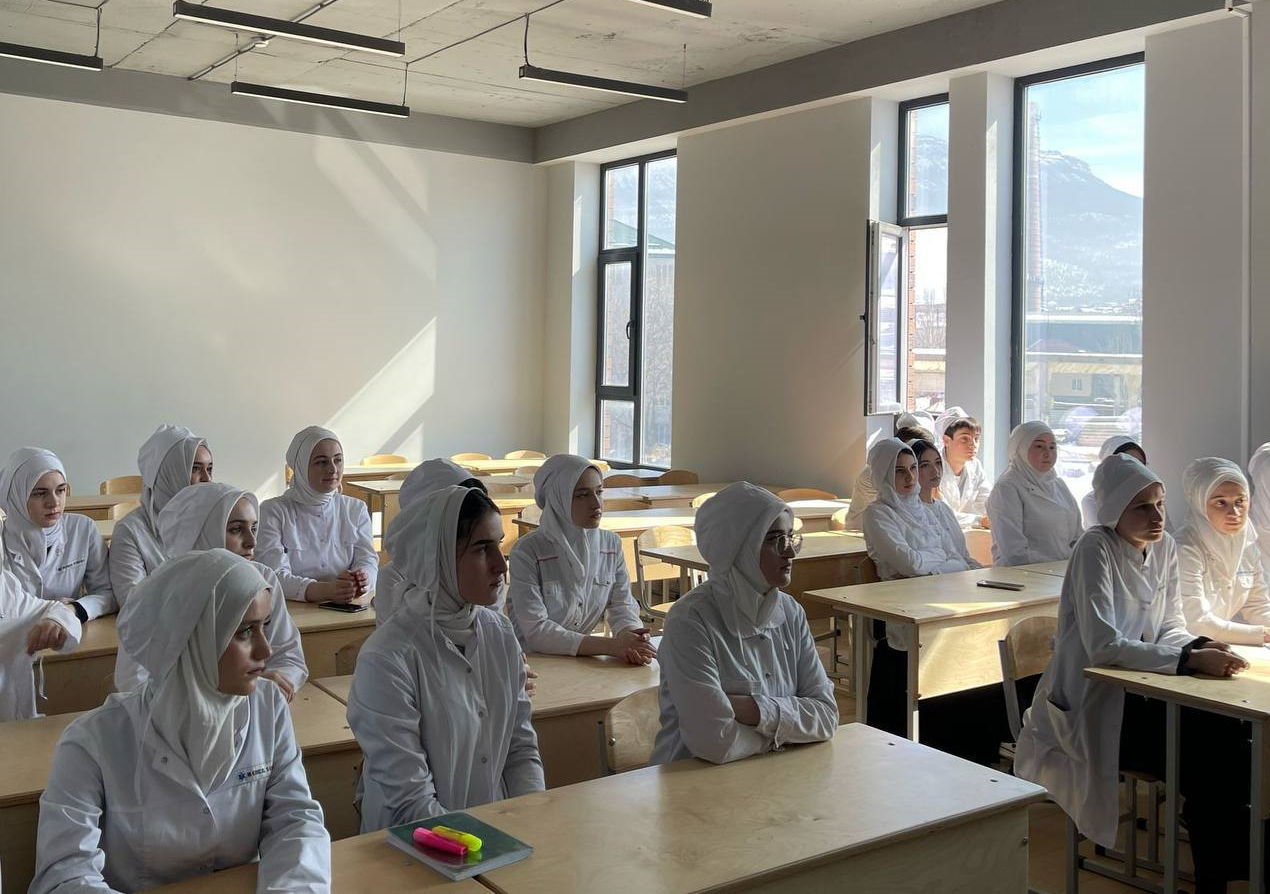 Заведующая Шумайсат Магомедовна провела важную встречу студенческих групп